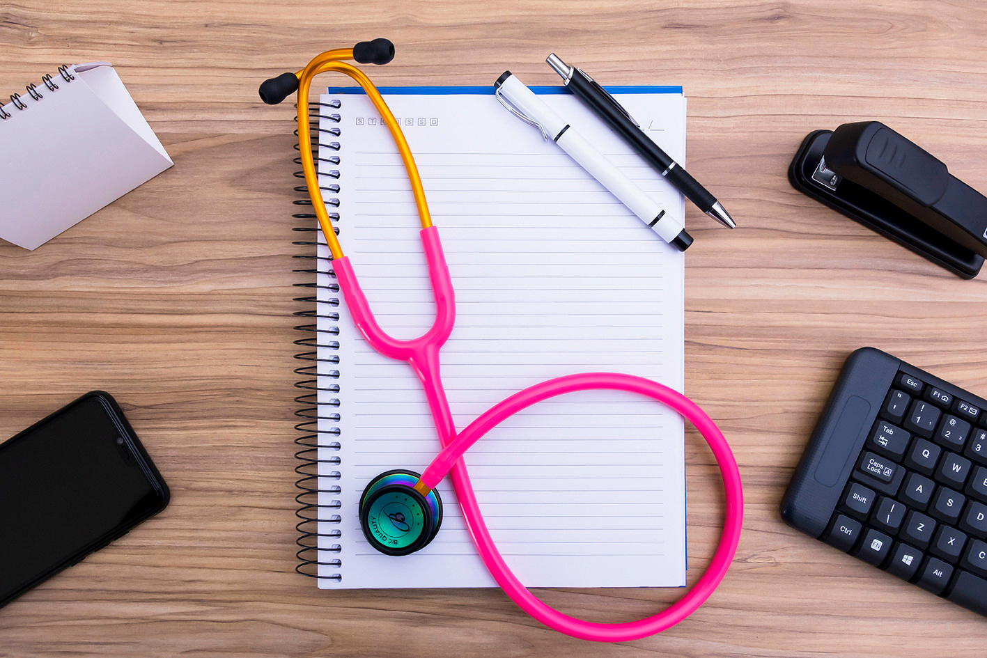 estetoscópio-caderno-celular